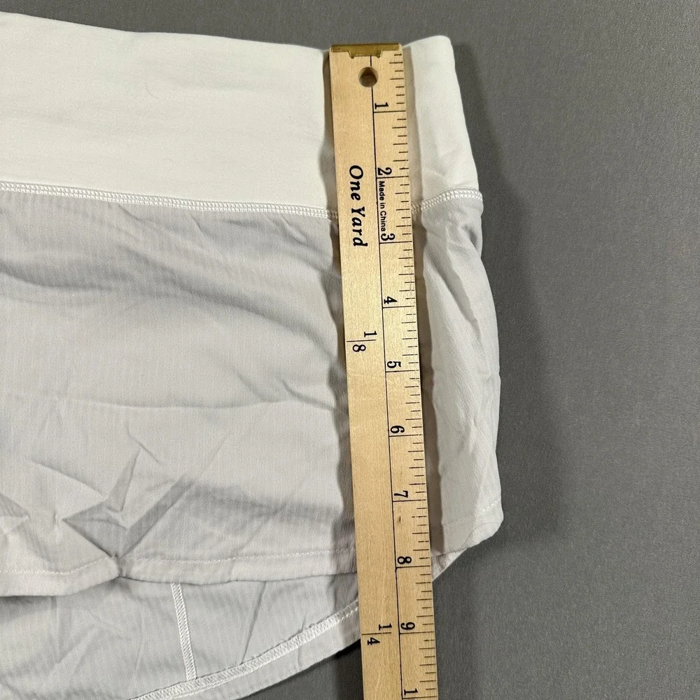Lululemon Shorts Womens 8 White 2.5 Inseam Running Lined Zip Pocket Athletic